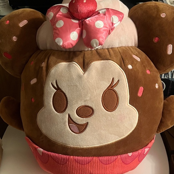 15" Disney Munchlings Wild Strawberry Cupcake Minnie Mouse Plush - Picture 3 of 9